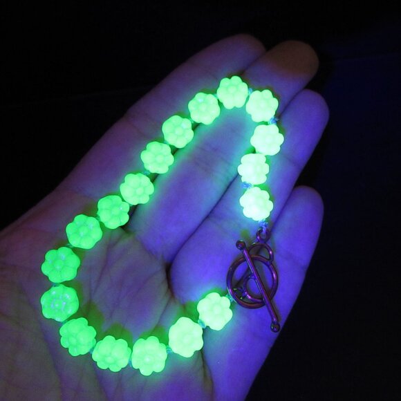 Uranium glass Flower Bracelet - Picture 3 of 8